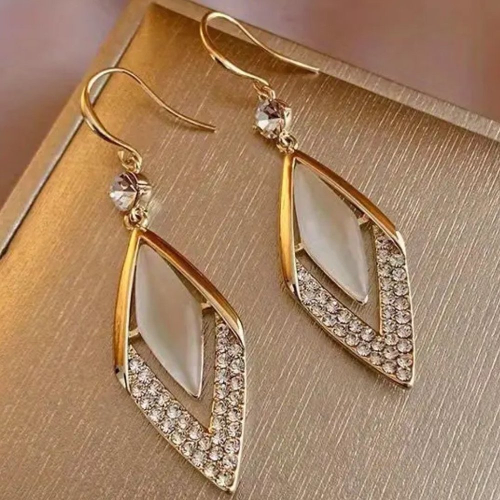 🌺 🌺 🌺  Elegant Earrings with Crystals - Picture 2 of 2